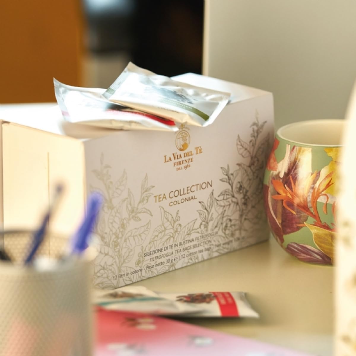 Tea Collection Colonial- La via del Tè Firenze, Selezione di 30 Tè in bustina - Miscele Profumate - confezione regalo bianca con particolori dorati ed argentati
