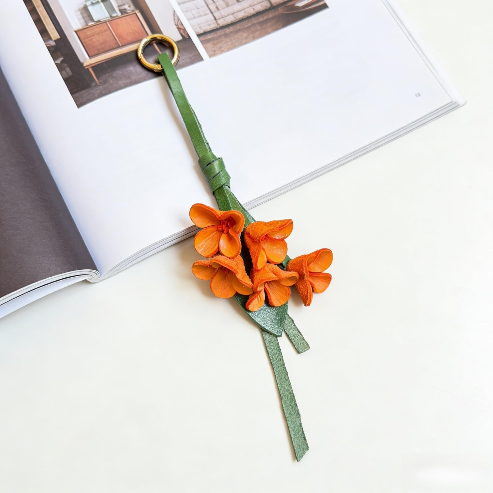 LRTJ Llavero bohemio de piel auténtica con flores, bonitos dijes para bolso de mano, dijes para bolso de mano para mujer