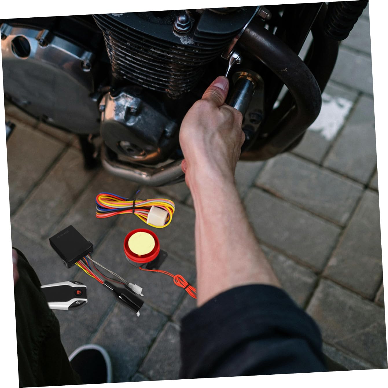 Kit di Allarme Antifurto per Motociclette con Blocco Motore Automatico, Telecomando Incluso, Plastica Resistente e Funzione di Sicurezza Avanzata per Moto