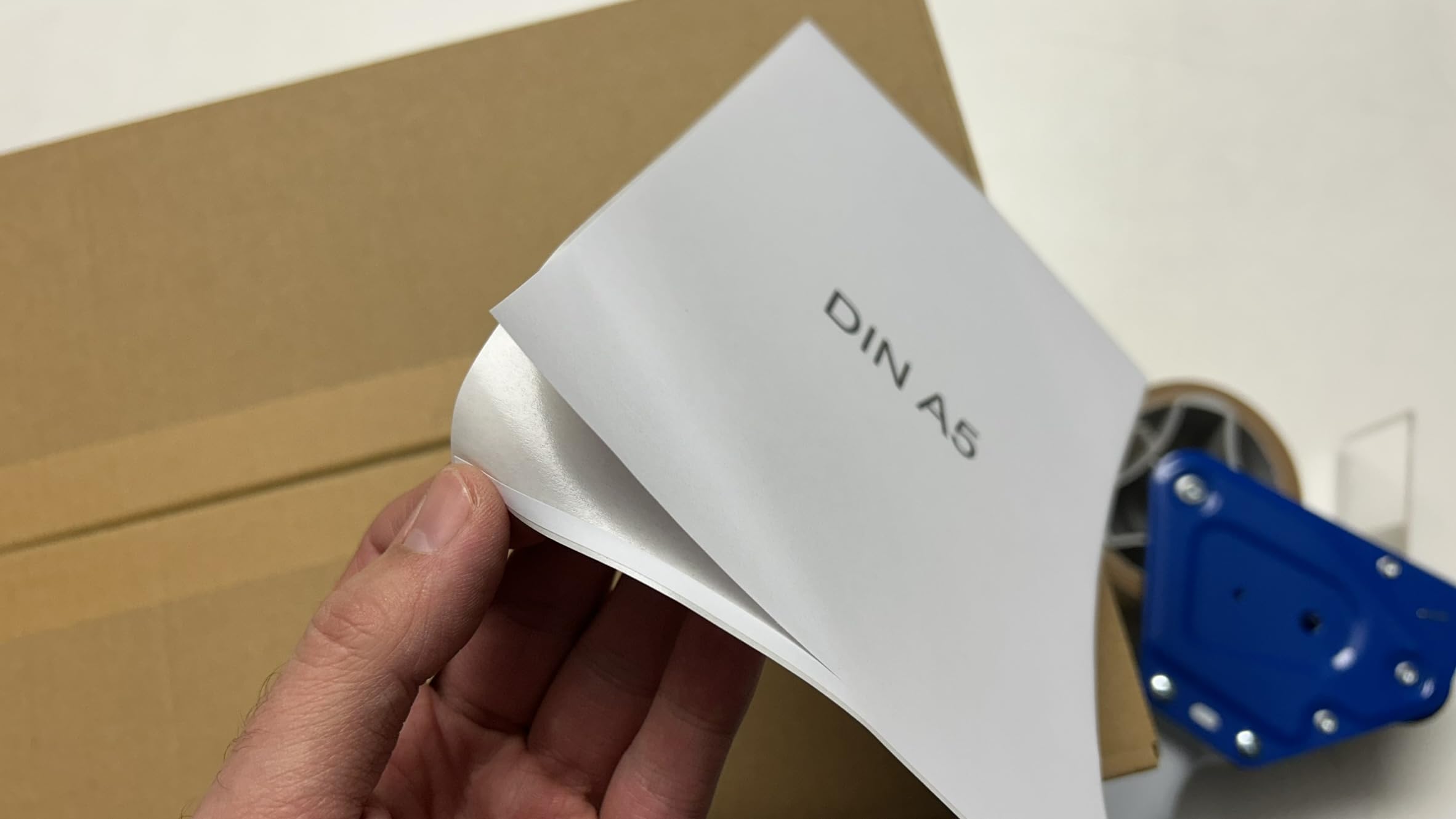 Pegatinas para paquetes/palés DIN A5 x 1000 | incluye lengüeta de 5 mm para despegar fácilmente | Autoadhesivo | para impresoras láser y de inyección de tinta – Fabricado en Alemania