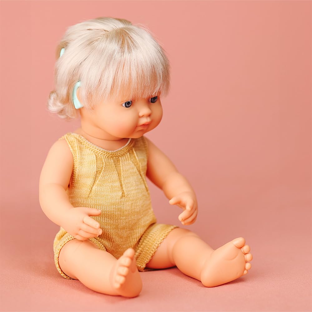 Miniland Poupée caucasienne avec implant auditif, 38 cm, artisanal, avec arôme, poupées inclusives, diversité, édition colorée Miniland Poupée caucasienne avec implant auditif, 38 cm, artisanal, avec arôme, poupées inclusives, diversité, édition colorée