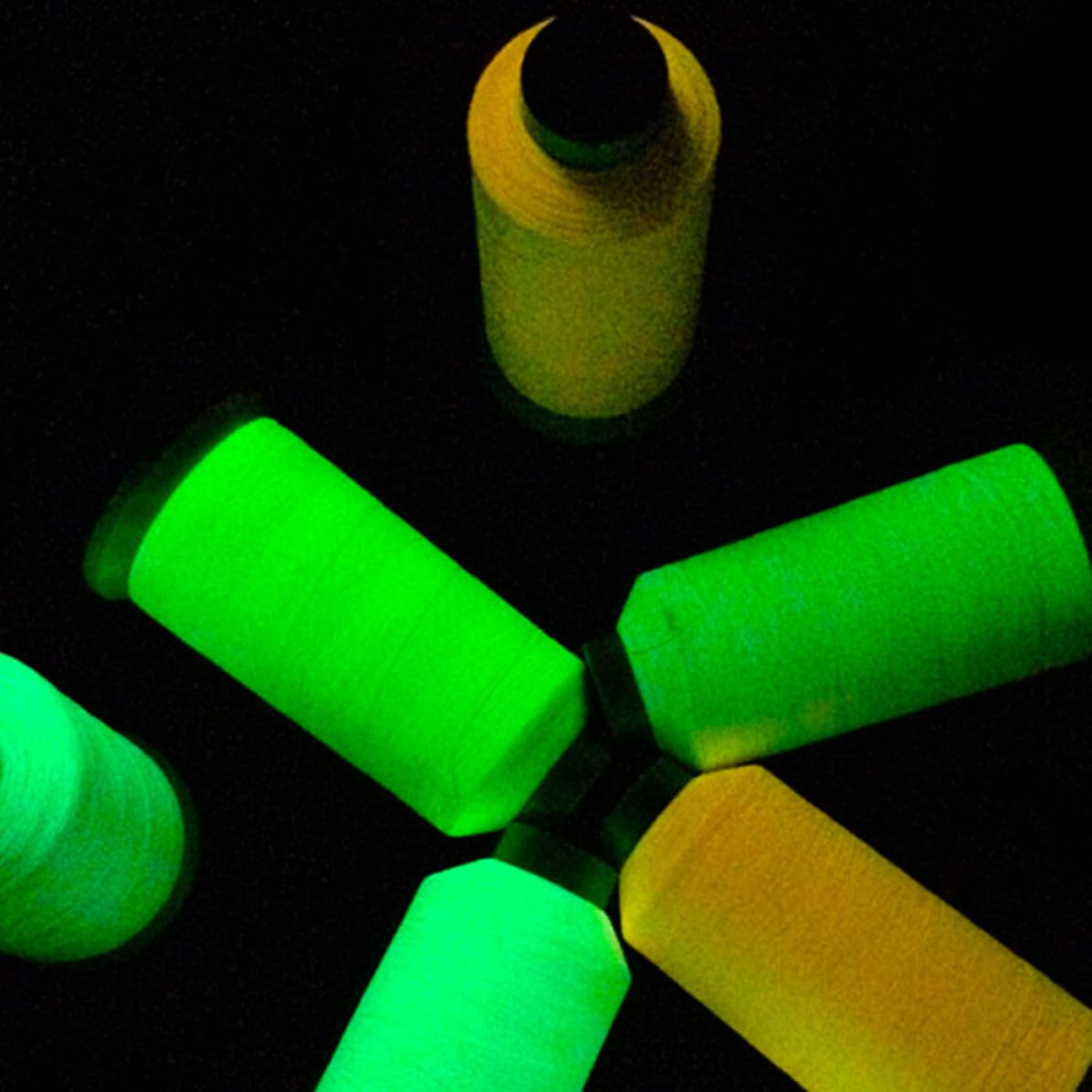 VILLCASE Hilo de Bordar Luminoso Color Aleatorio de Poliéster Flexible para Coser y Bordar Efecto Que para Ganchillo y Tejidos