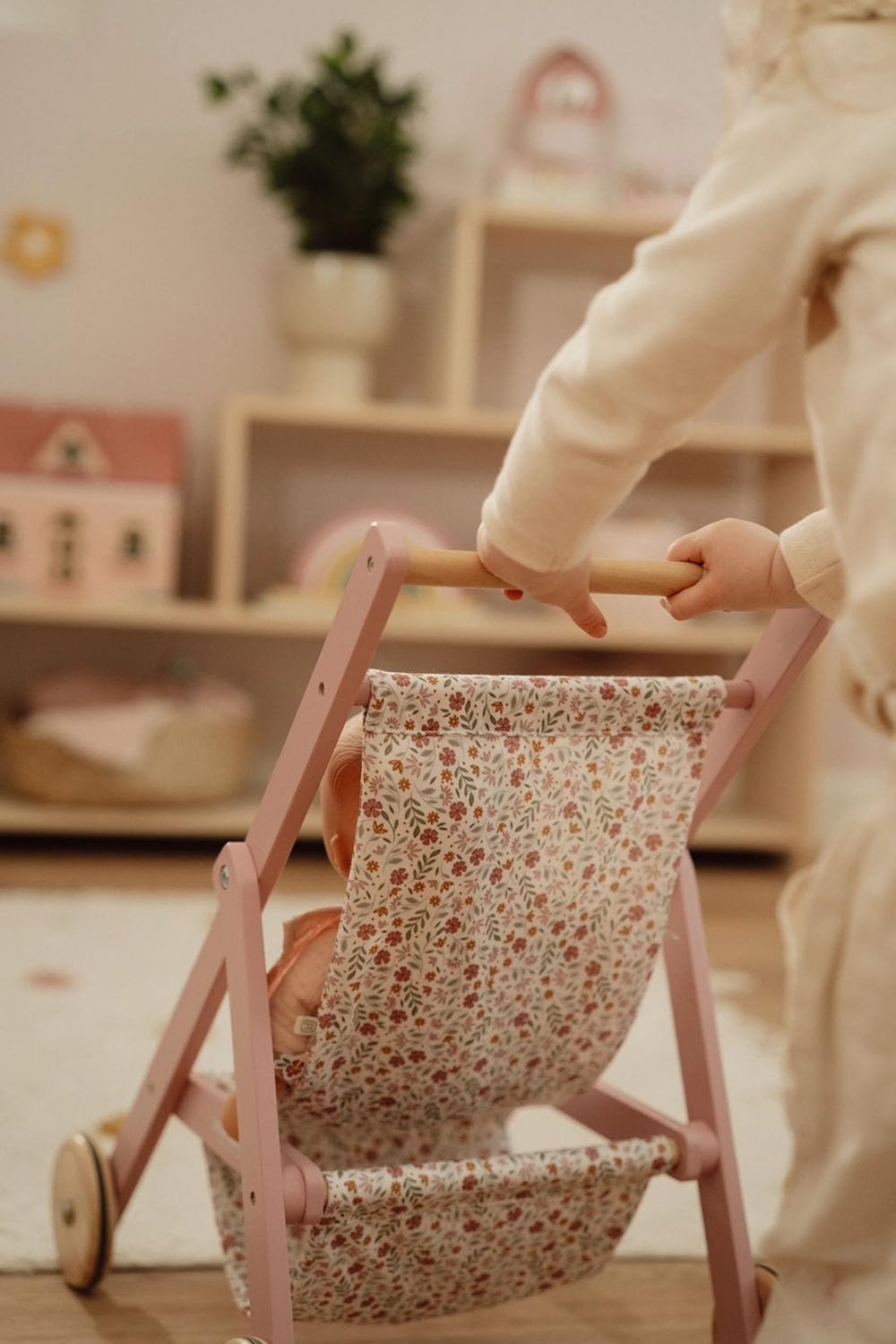 Little Dutch Holz Puppenbuggy Puppenwagen mit Ablagefach für Puppen von 33-46 cm Soft Flowers rosa
