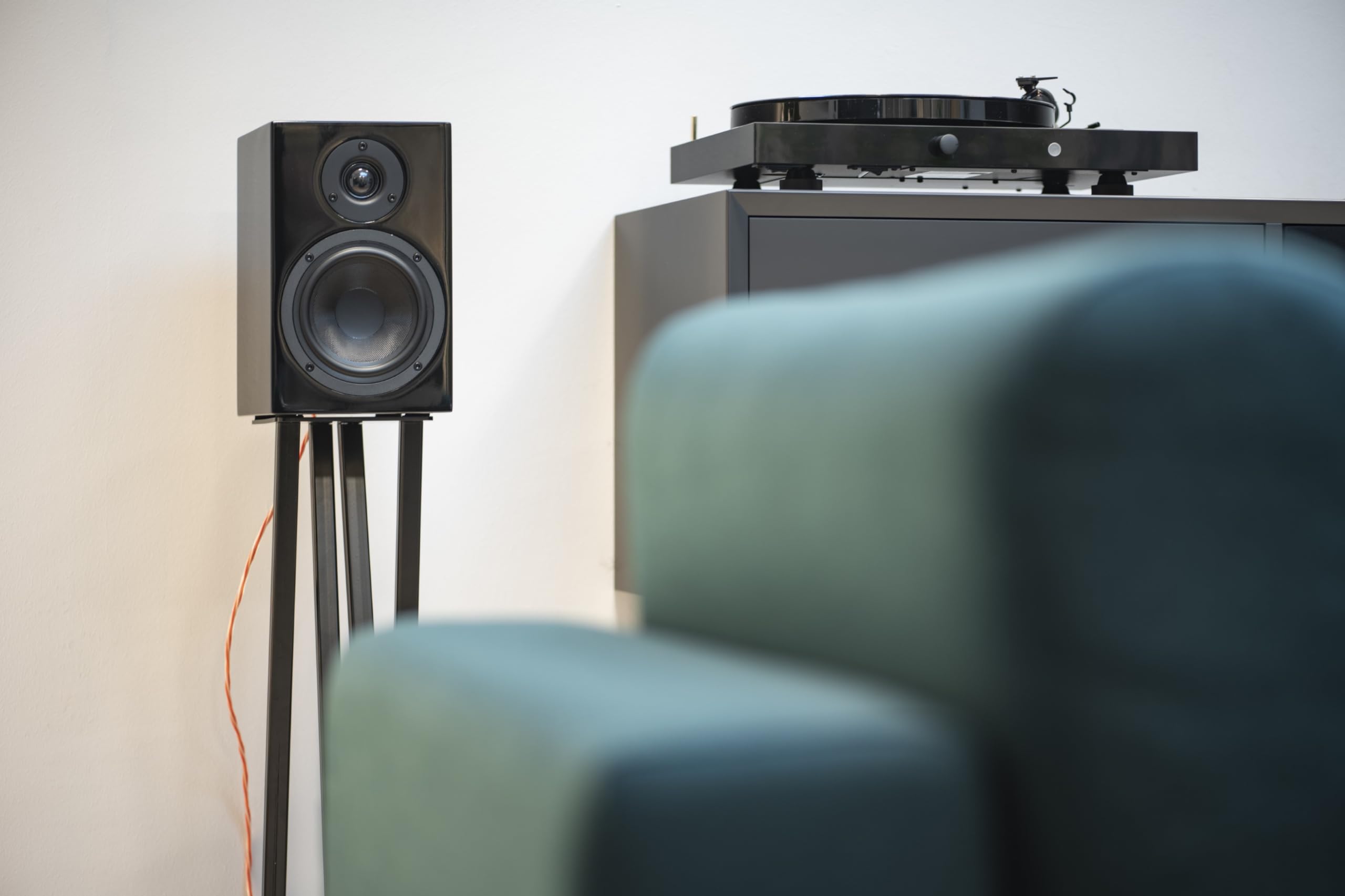 Pro-Ject Juke Box E1 HiFi Set, Audiophiles Plattenspielersystem mit Lautsprechern, BT Streaming, Line Input, Fernbedienung (Schwarz)