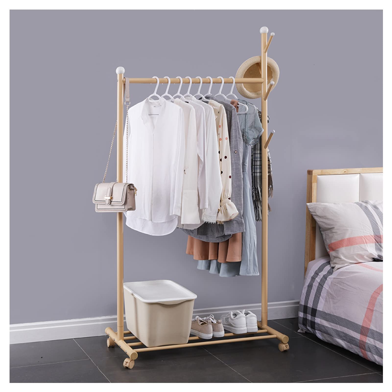 Support à vêtements roulant idéal pour organiser l'entrée et la chambre