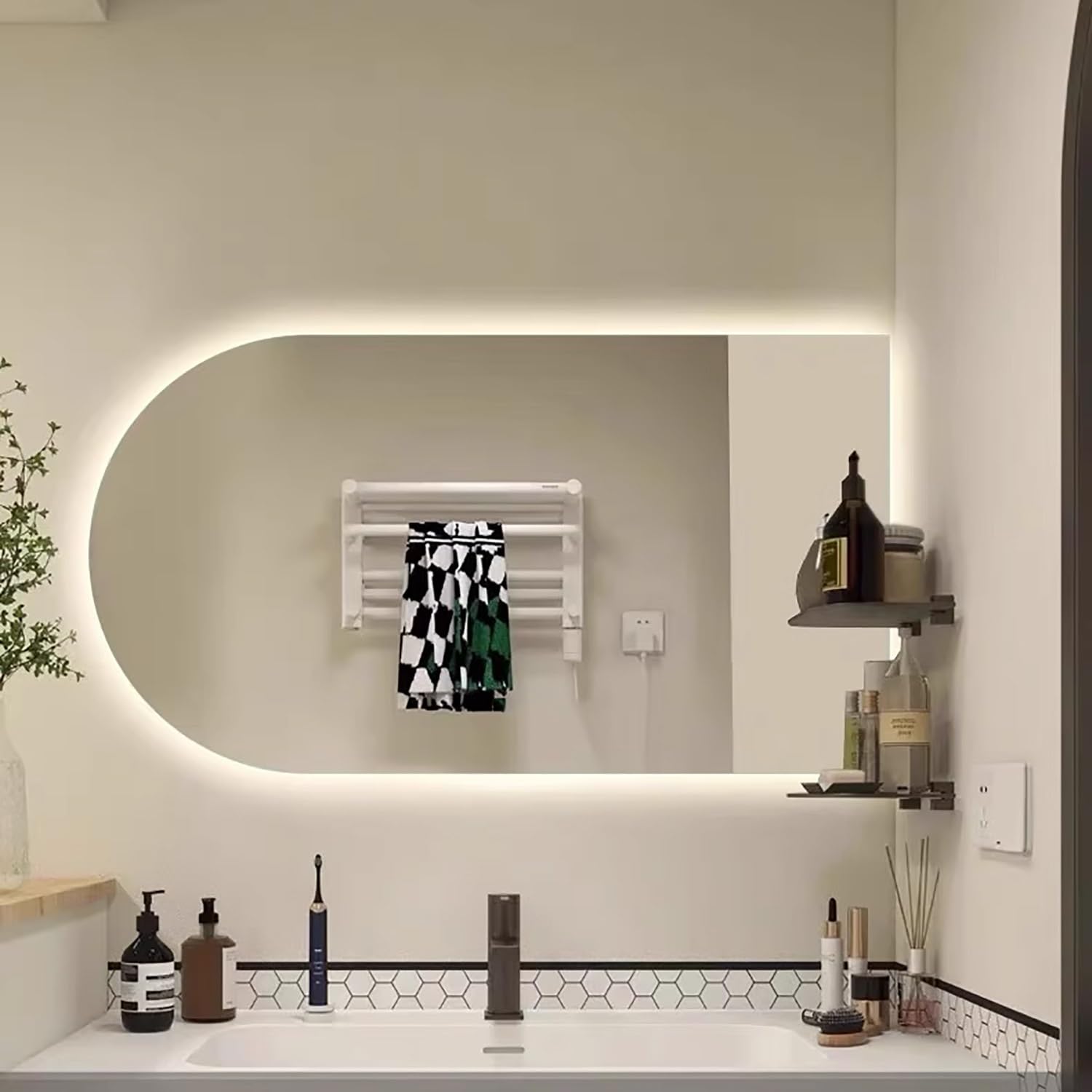 Miroir mural arqué à LED 100x50 cm pour illuminer et agrandir votre salle de bain moderne