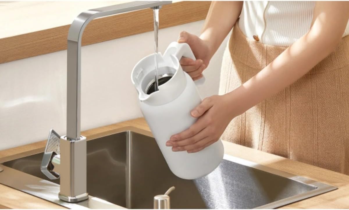 Person filling the Xiaomi Insulated Kettle with water from a tap