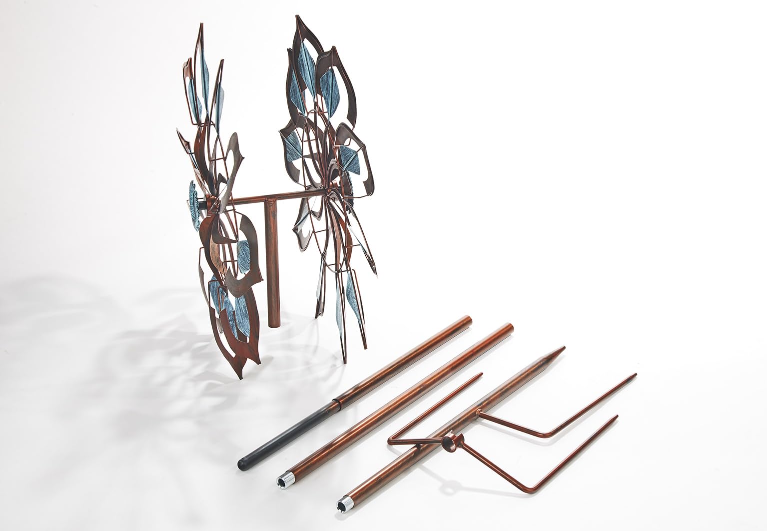 Kobolo Windrad Dekostecker Fiore | 61x23x213 cm | Metall | braun-blau | modernes Garten-Windspiel | XXL Metallwindrad für Gartendeko, Vorgarten & Outdoor-Dekoration | robuster Gartenstecker