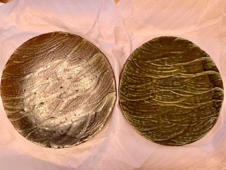 益子焼 坂田甚内 緑釉波立文皿 2枚 ガラス 皿 飾台 作家
