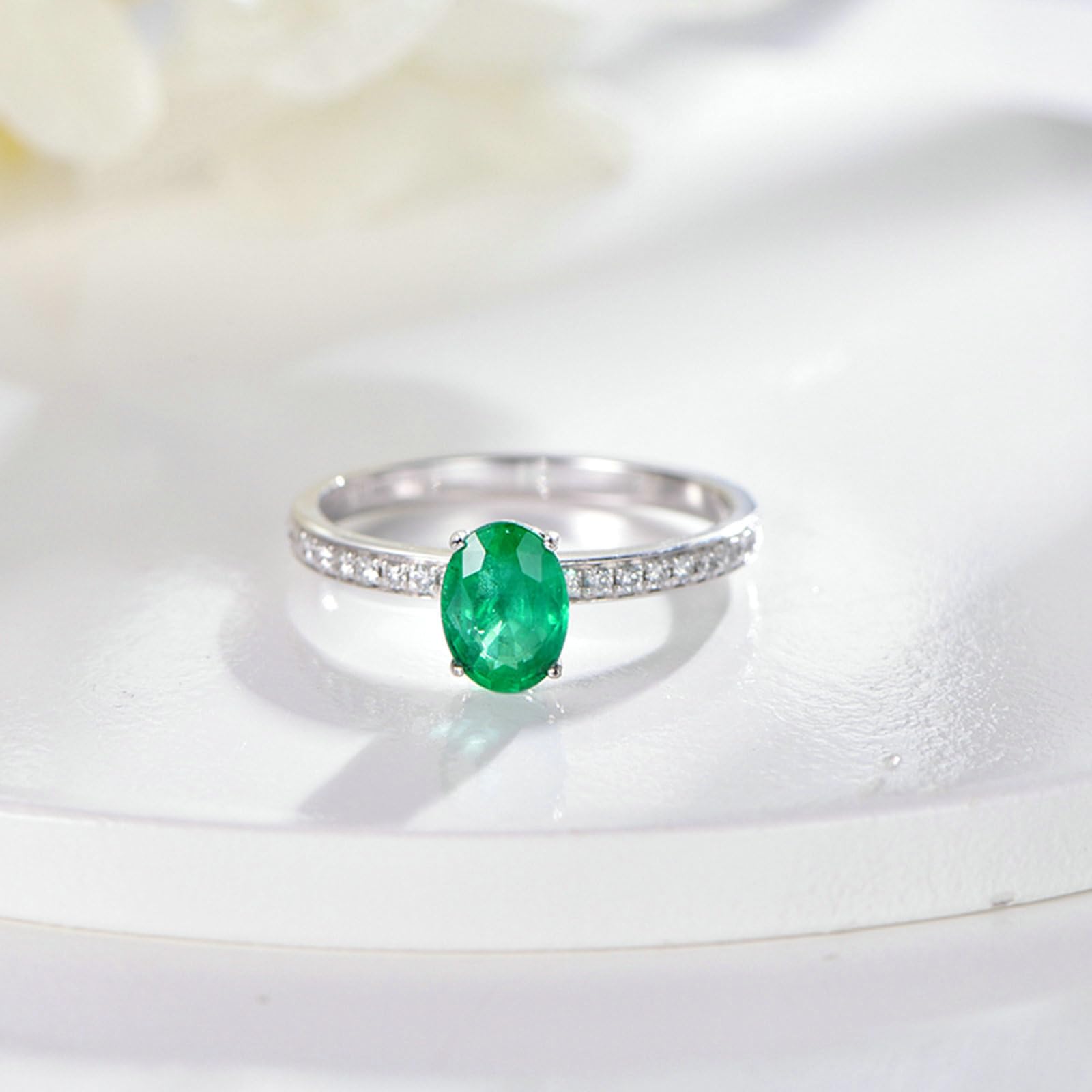 Anillo de compromiso para mujer, platino, talla H 1/2-V 1/2, anillos de compromiso de boda estrechos con esmeralda ovalada de 0,7 quilates y moissanita de 0,17 quilates