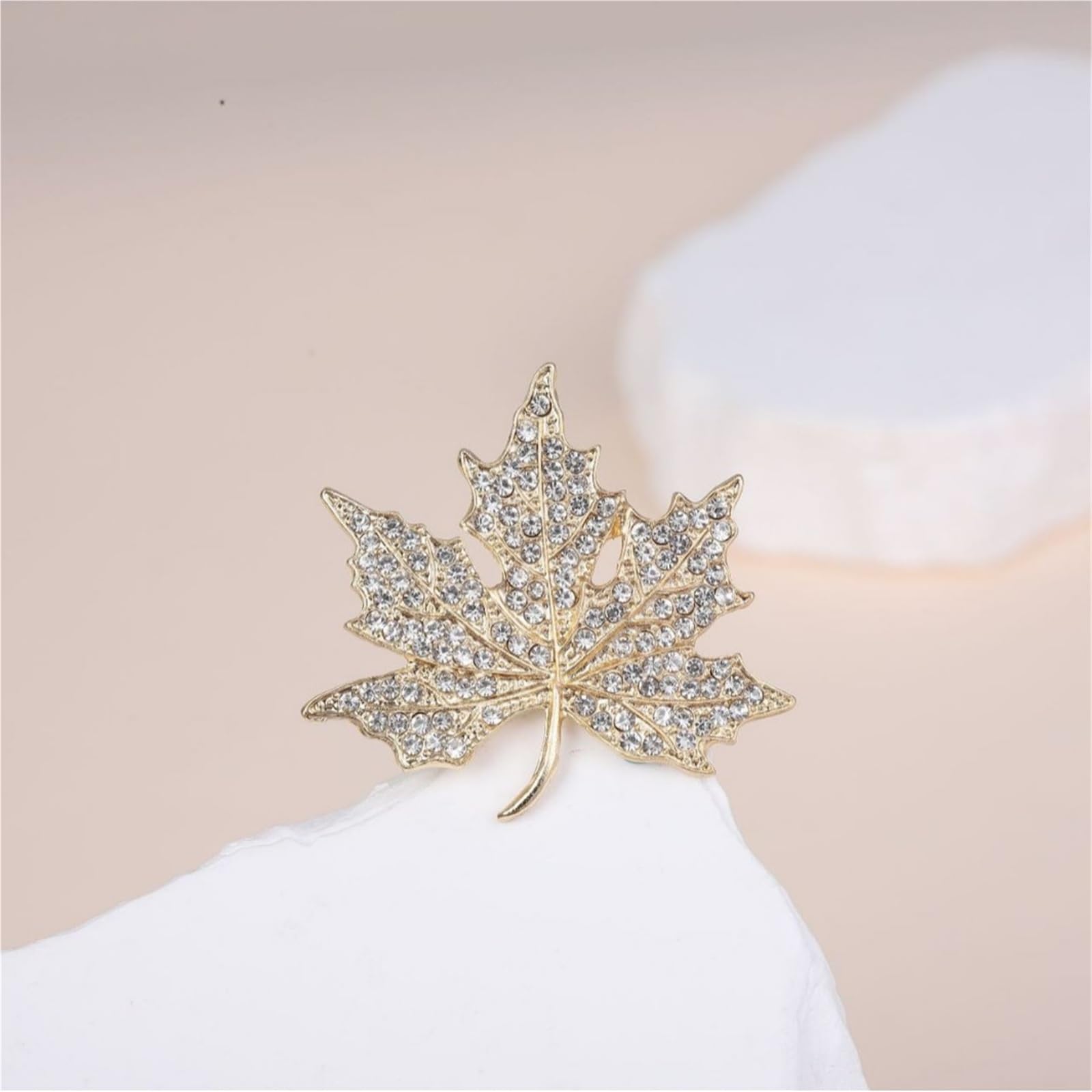 Broche refinado de hoja de arce dorado para mujer, accesorio de traje de abrigo de diamantes de imitación de gama alta