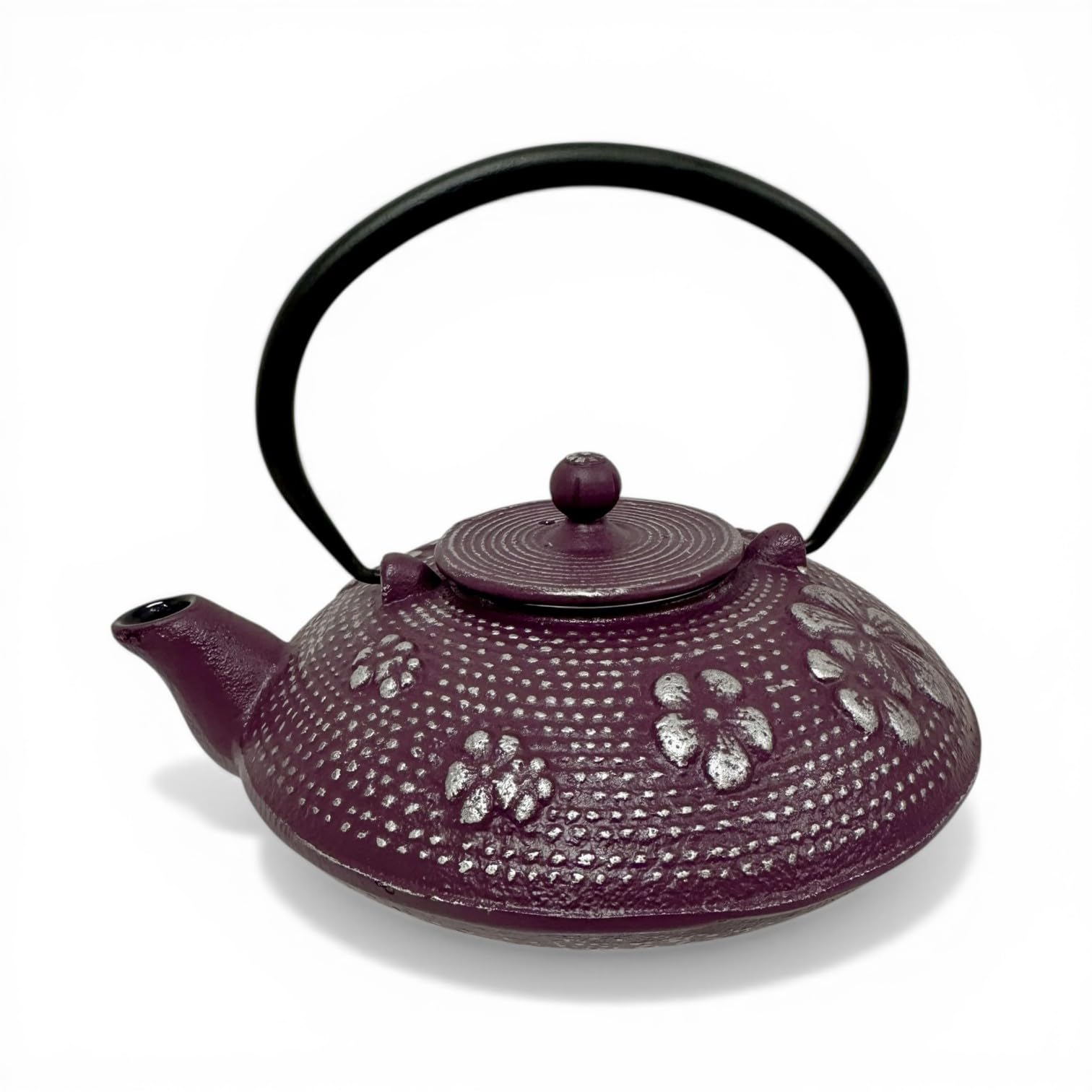 SO SKIN IDASY – Théière en fonte japonaise 900 ml, prune profonde patinée aux reflets argentés, motif pétales relief, filtre inox amovible, intérieur émaillé, design élégant, idée cadeau maison