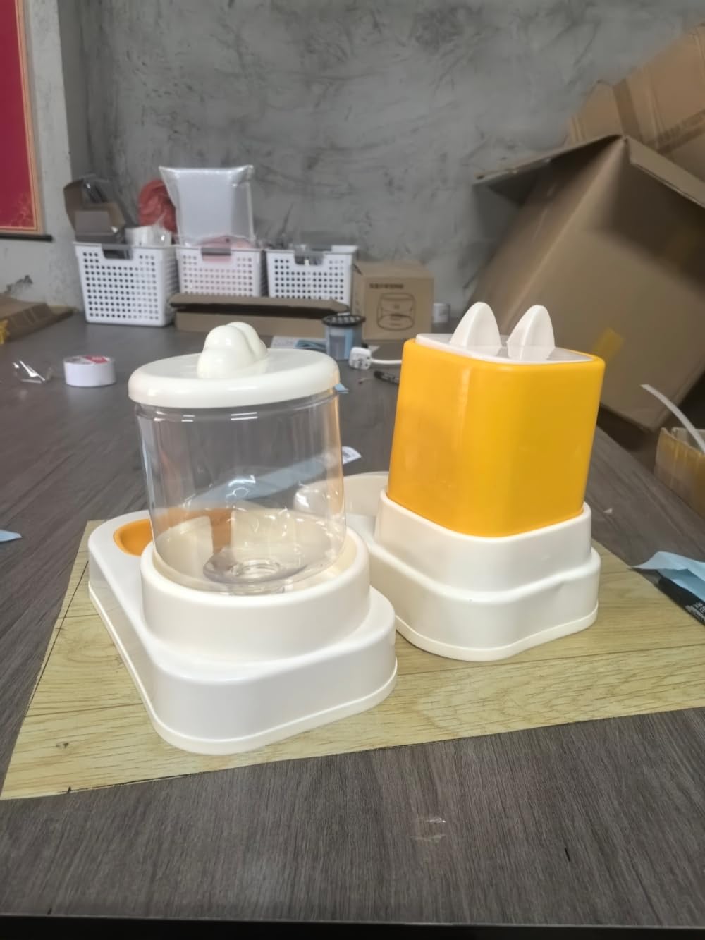 dispenser crocchette gatto,distributore cibo gatti, dispenser di cibo e irrigazione, 2 ciotole con erogatore d'acqua 2,2 l + 1,8 l (giallo)