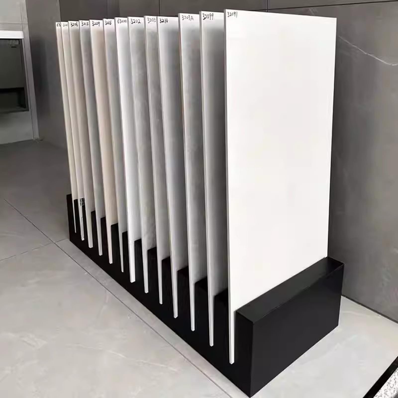 Espositore in Metallo per Piastrelle da Pavimento, Porta Campioni con Fessure e Base Stabile, Ideale per Negozi, Showroom, fiere ed esposizioni (Grigio, Piccolo)