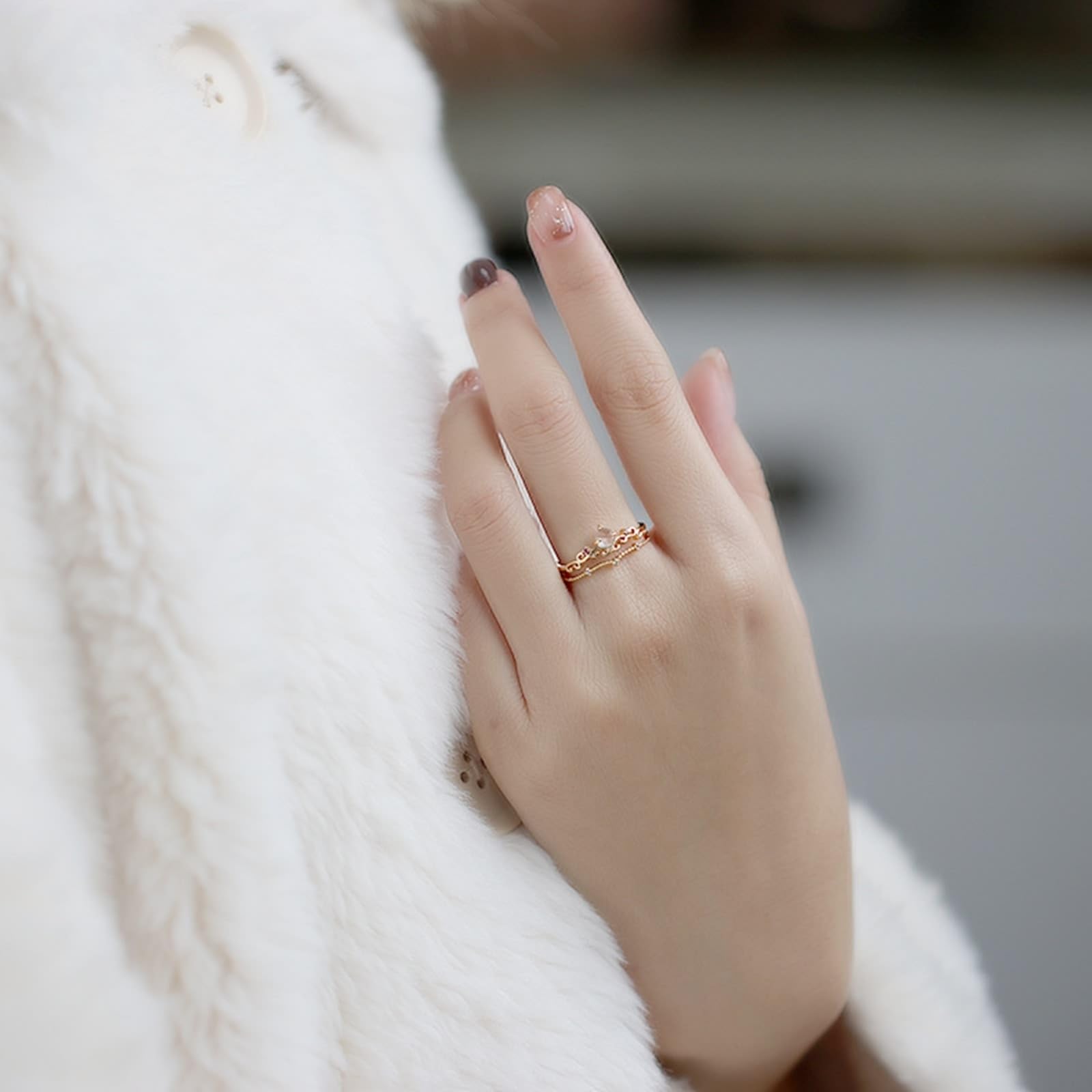 Anillo solitario de oro Au 375/585/750 con topacio azul claro, forma de vid
