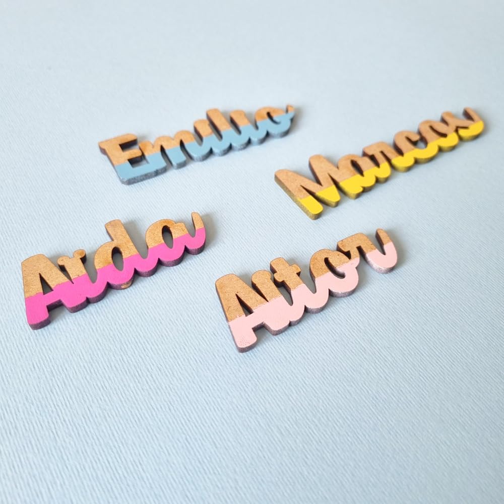 Marcasitio de madera a color nombre personalizado con imán 5 uds - GROSOR 3MM. Ideal como sitting para bodas, comuniones, bautizos, cumpleaños o eventos.