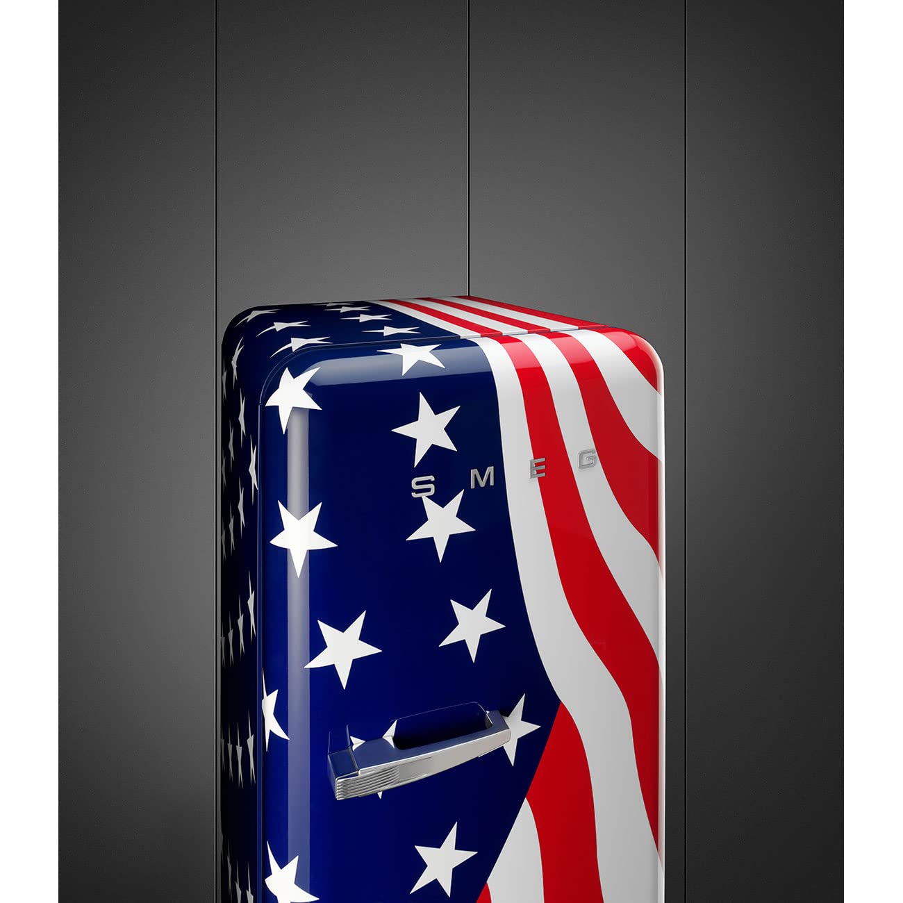 Smeg Fab28 50's Retro Style Aesthetic Top Freezer Refrigerator With 9.93 Cu Total Capacity, Multiflow Cooling System, Adjustable Glass Shelves 24-Inches, American Flag Right Hand Hinge Made In Italy on Fridge.com - View 3