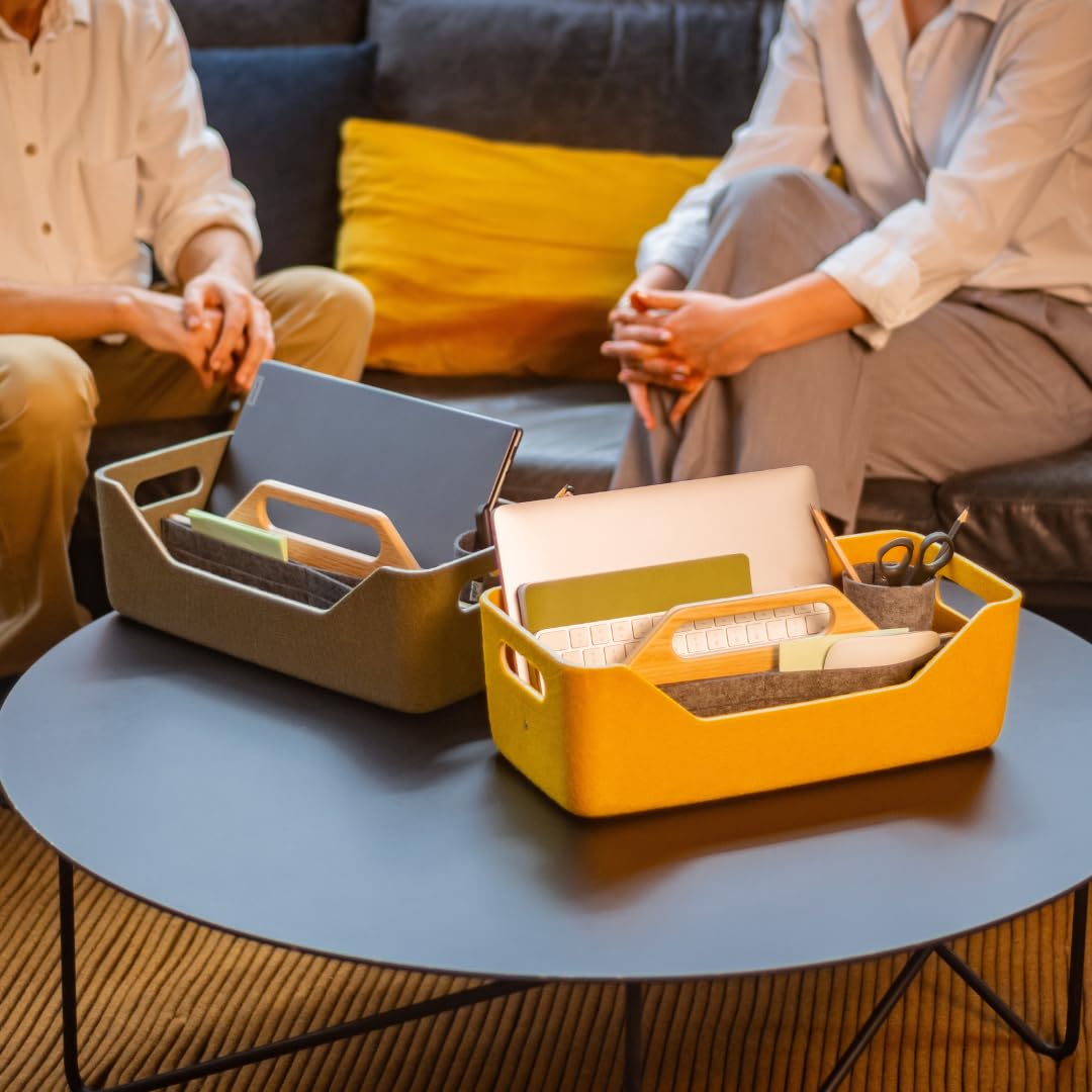 Gustav Loop – Mobiler Desk Organizer & Filztasche für Teams, Büros & Home Office | Spind Organizer aus recycelten Flaschen mit Eichenholz | Für flexibles Arbeiten & Desk Sharing (Olivegrün)