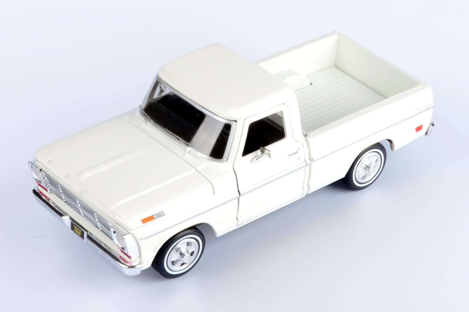 1/24 Scale 1969 F-100 Pickup Truck Diecast Model Car, Motormax 79315 White