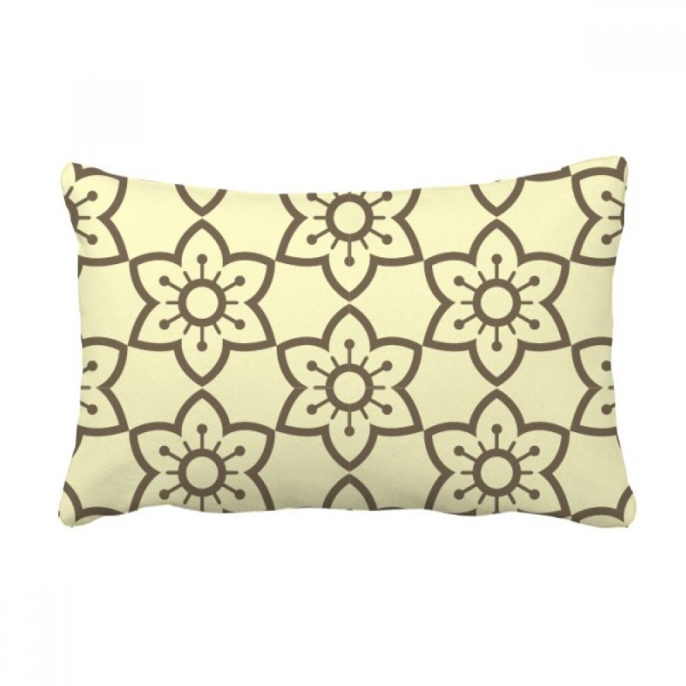 Coussin lombaire fleurs classique pour décorer un canapé de salon élégant et accueillant