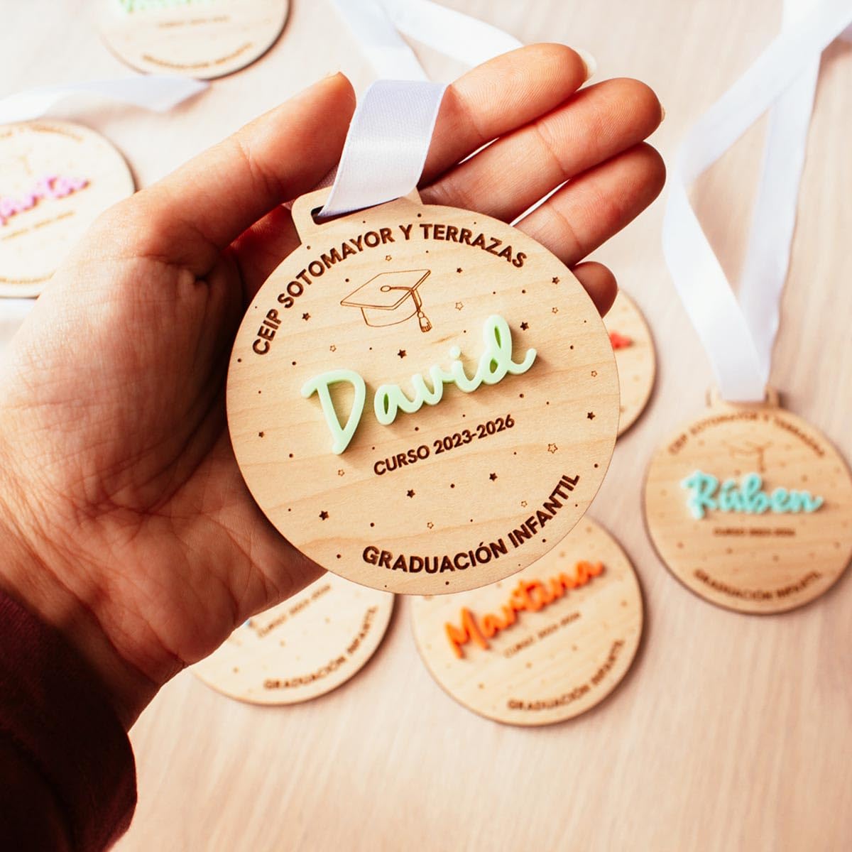 Medalla de Graduación Madera de Maple y Metacrilato, 8x8.75 cm, Personalizable