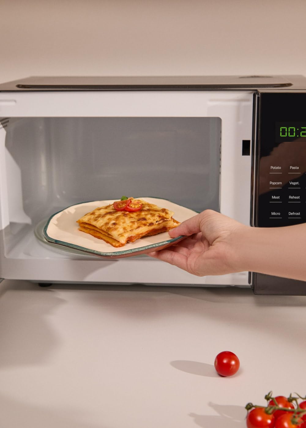 CREATE/MICROWAVE STUDIO/Micro-ondes avec fonction grill et four vert sauge/Capacité 23L, plateau 28,5 mm, 10 niveaux de puissance, 8 programmes automatiques, 3 modes grill, écran LED, 1000W