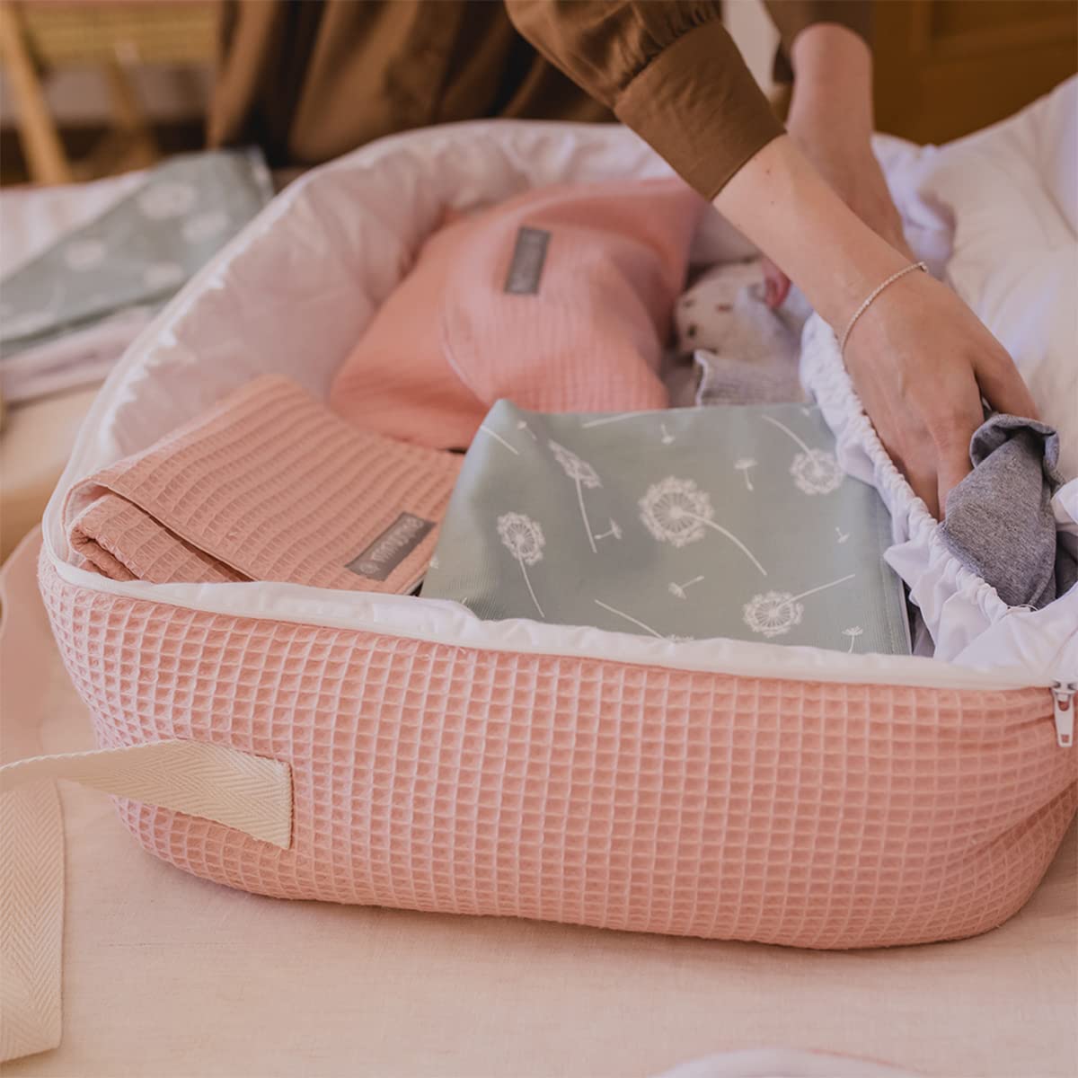 MIMUSELINA | Maleta Hospital Bebe | Tela para Nacimiento del Bebés | Bolso Maternidad | Maleta Bebe Hospital Recién Nacido Ideal también para Viaje y Fin de Semana Mediana (Rosa)