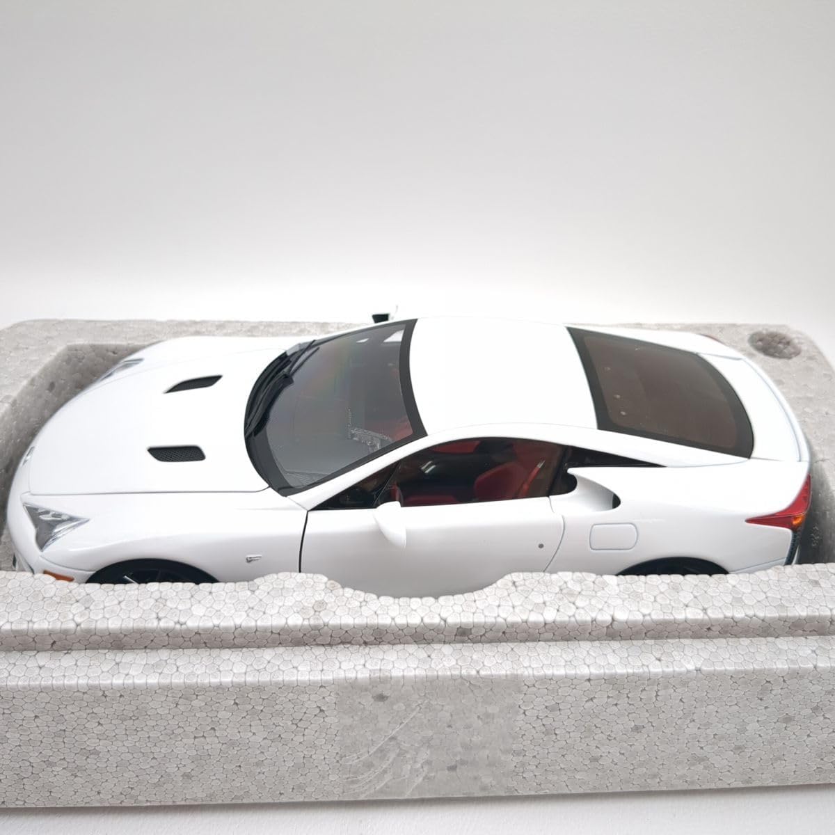 レクサスLFA 1/18ミニカー ホワイト 78851_01.jpg