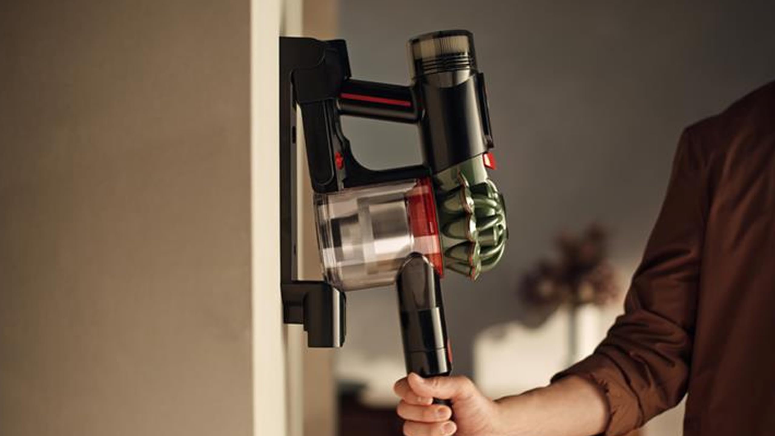 Dyson V8 Cyclone Aspirapolvere senza filo, 150 AW, 60 minuti di autonomia, Spazzola Motorbar anti groviglio, accessori combinati, stazione di ricarica a muro