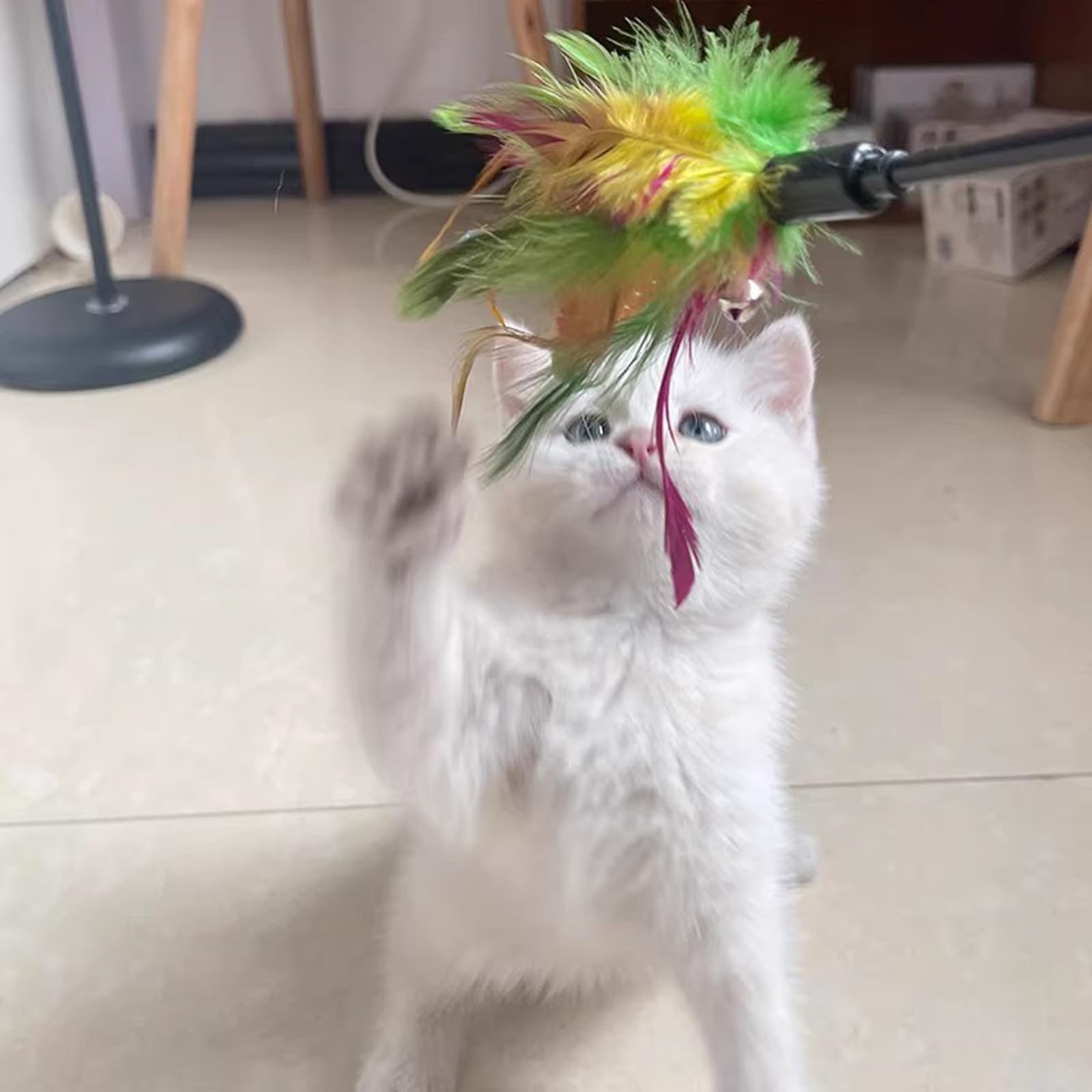 IUHKBH Juguetes de varita para gatos, 4 piezas interactivas para gatos, juguetes de plumas para gatos con plumas y campanas de color variable, varita de 20 pulgadas de largo para gatos y gatitos