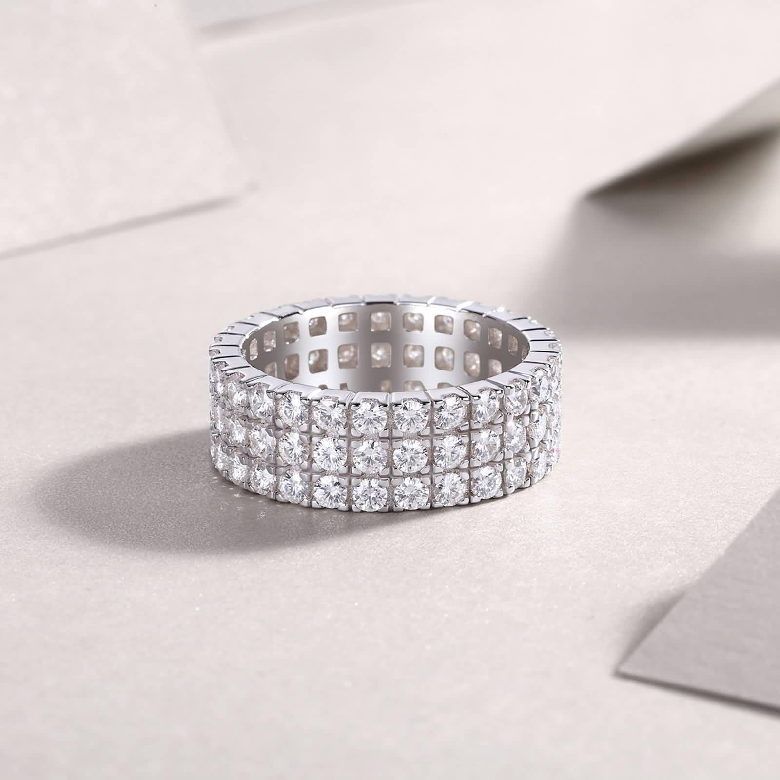 Unisize Ring, Engagement Ring Set 9 mm Breiter Ring mit 3 Reihen Runder Moissanite 2 mm Silber 9K Weißgold Größe 47 (15.0)