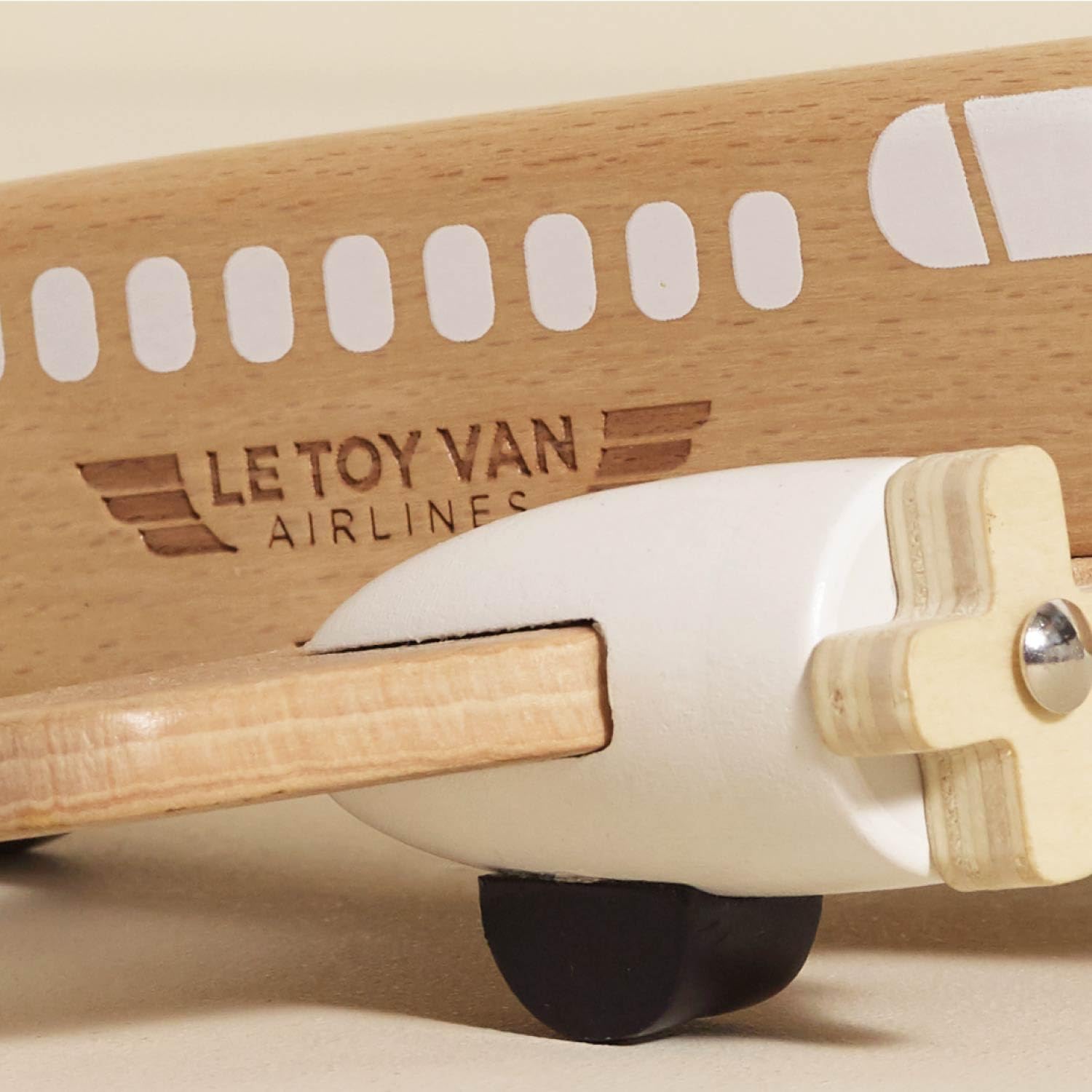 Le Toy Van Holzspielzeug Flugzeug | Zeitloses Kinderspielspielzeug mit drehenden Propellern - Geeignet ab 3 Jahren, Naturholz, Weiß