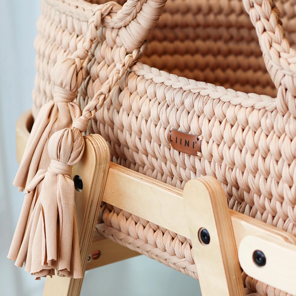LIINI® Culla per Bambini con Cestino Mosè (Moka) – dolce movimento cullante, lavorato a maglia a mano, struttura in legno sostenibile, inclusa materassino e sacchetto – dalla nascita fino a 9 kg – EN