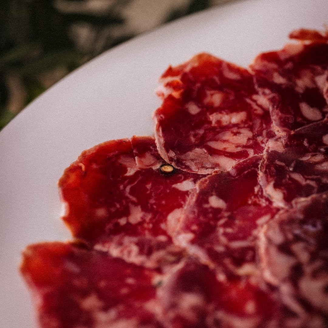 Maximiliano Jabugo - Salchichón de Bellota 100% Ibérico | Estuche 80gr Loncheado | Aliño Tradicional con Pimienta | Curación Natural en Jabugo | Embutido Ibérico Artesano