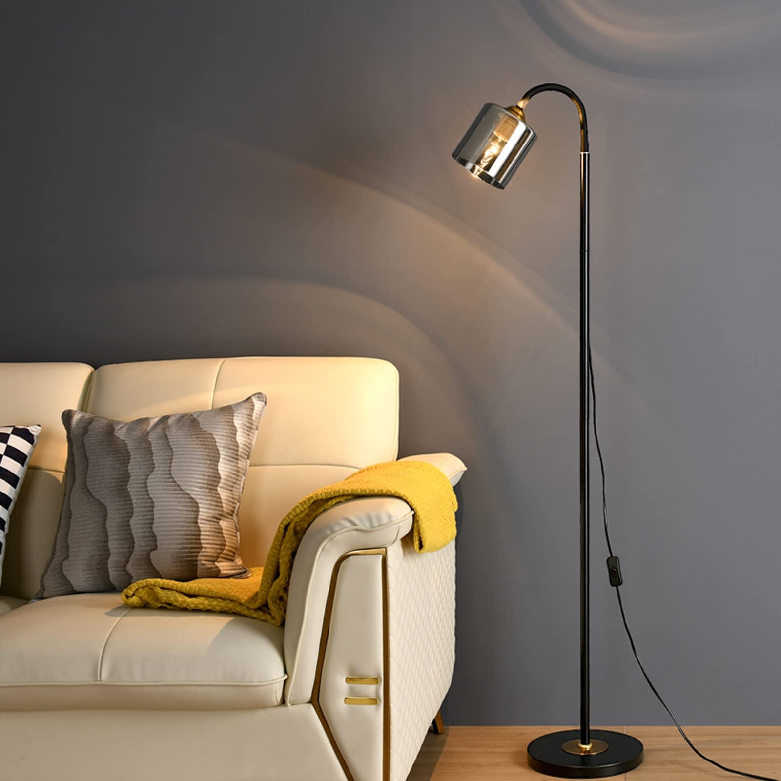 Lámpara de pie de vidrio ajustable para iluminar rincones oscuros en tu salón 7