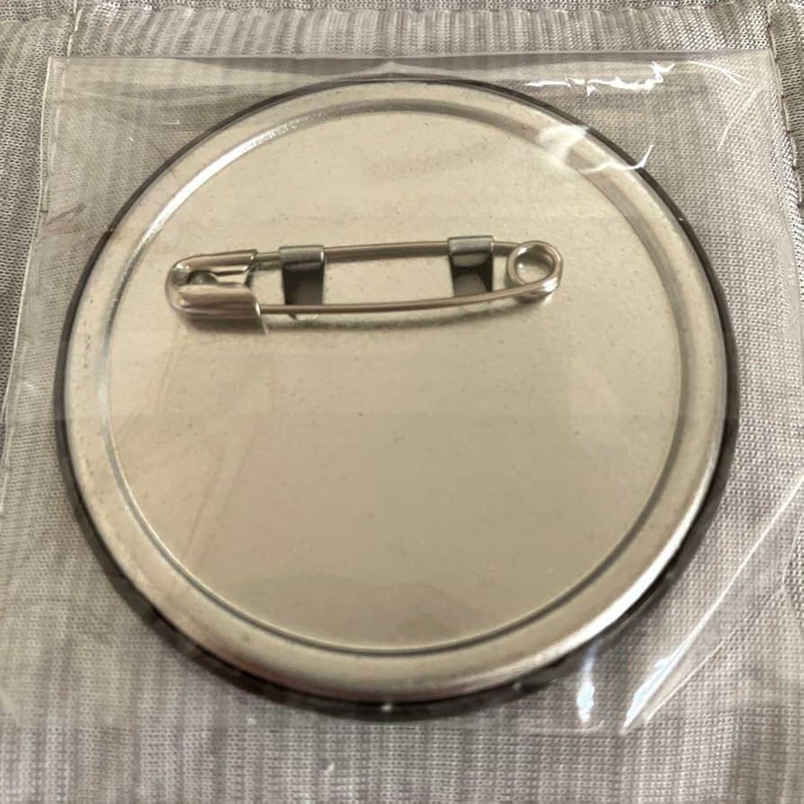 Amazon | カラフルピーチからぴちファミマうり缶バッジ | バッジ