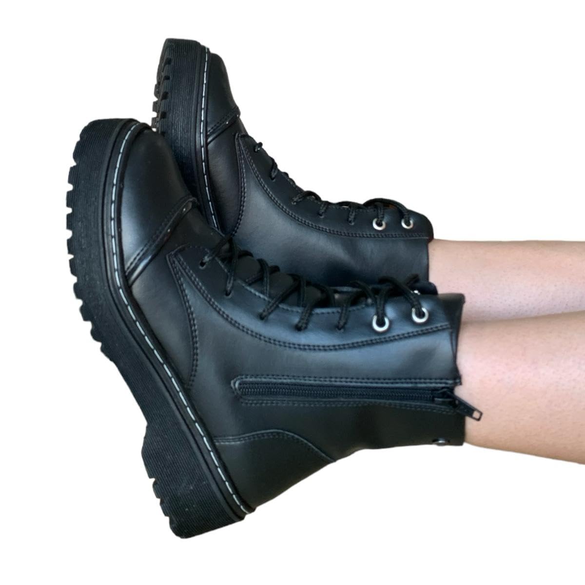 Bota Coturno Tratorada Feminina 7010 A, Preto, 36 em promoção! Veja a oferta e mais achadinhos de Botas 8 Hoje é o melhor dia para comprar Bota Coturno Tratorada Feminina 7010 A, Preto, 36 com aquele preço maroto! Promoção! Aproveite a oferta! 8