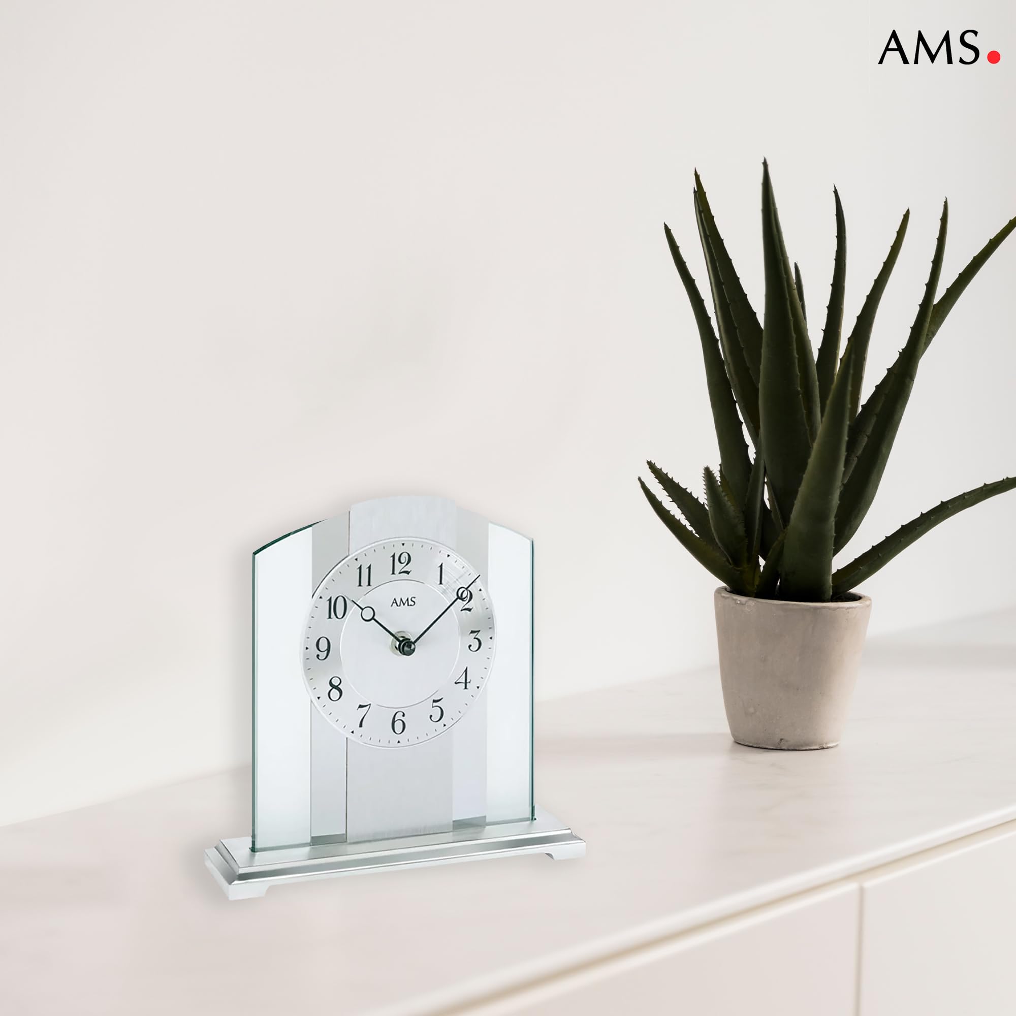 AMS 1120 Moderne Tischuhr mit Geräuschlosem Quarzwerk, Analog, Silbernes Zifferblatt mit Arabischen Ziffern, Mineralglas und Metall, Schwarze Zeiger, Maße: 20 x 20 x 6 cm