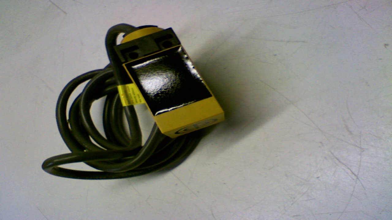 Omron E2t-N13y1 Proximity Switch Pilot Duty 24 to 240 Vac Make 1.8 A E2t-N13y1