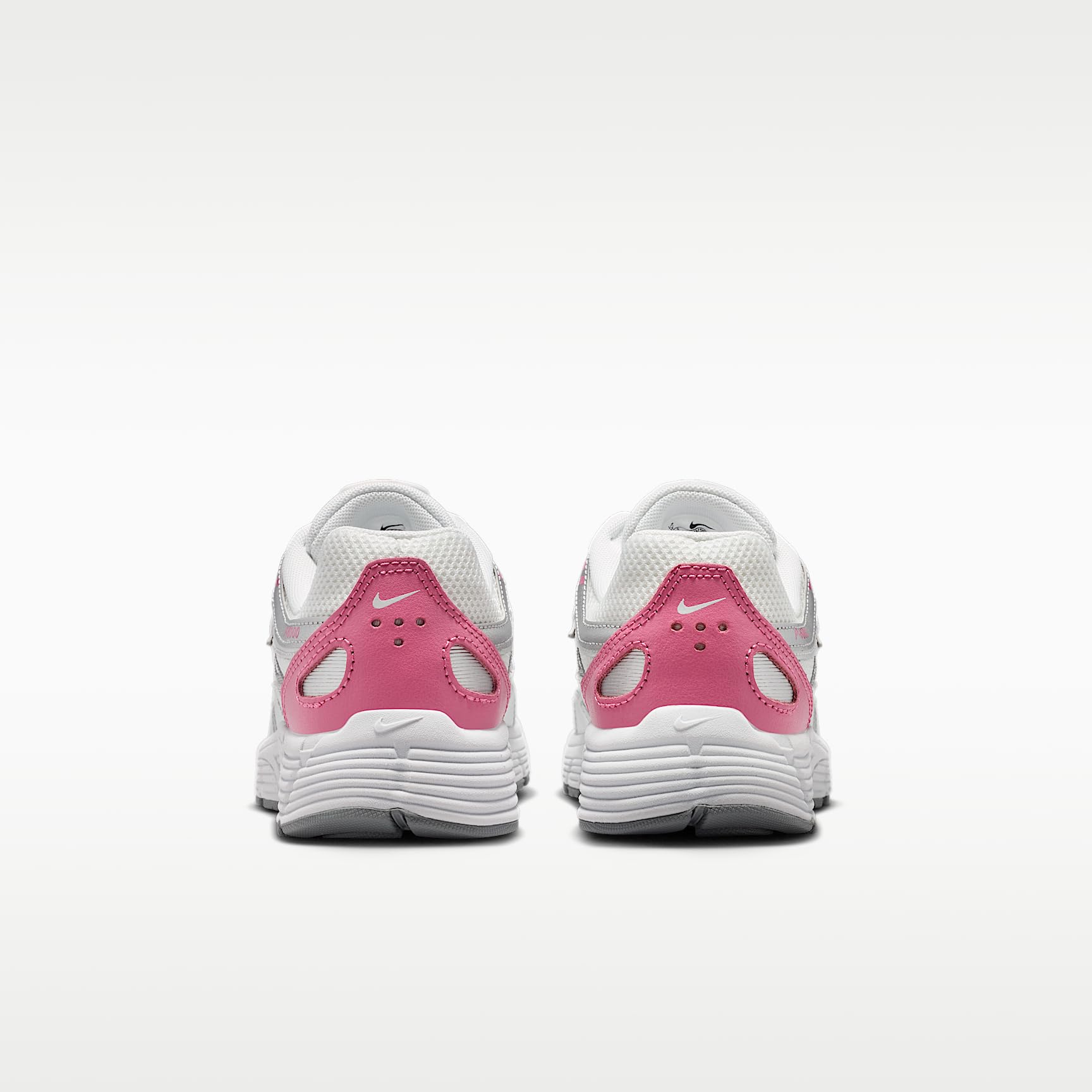 NIKE P-6000 - Zapatillas para niña, color blanco y rosa | Empeine de malla, entresuela amortiguada, collar acolchado