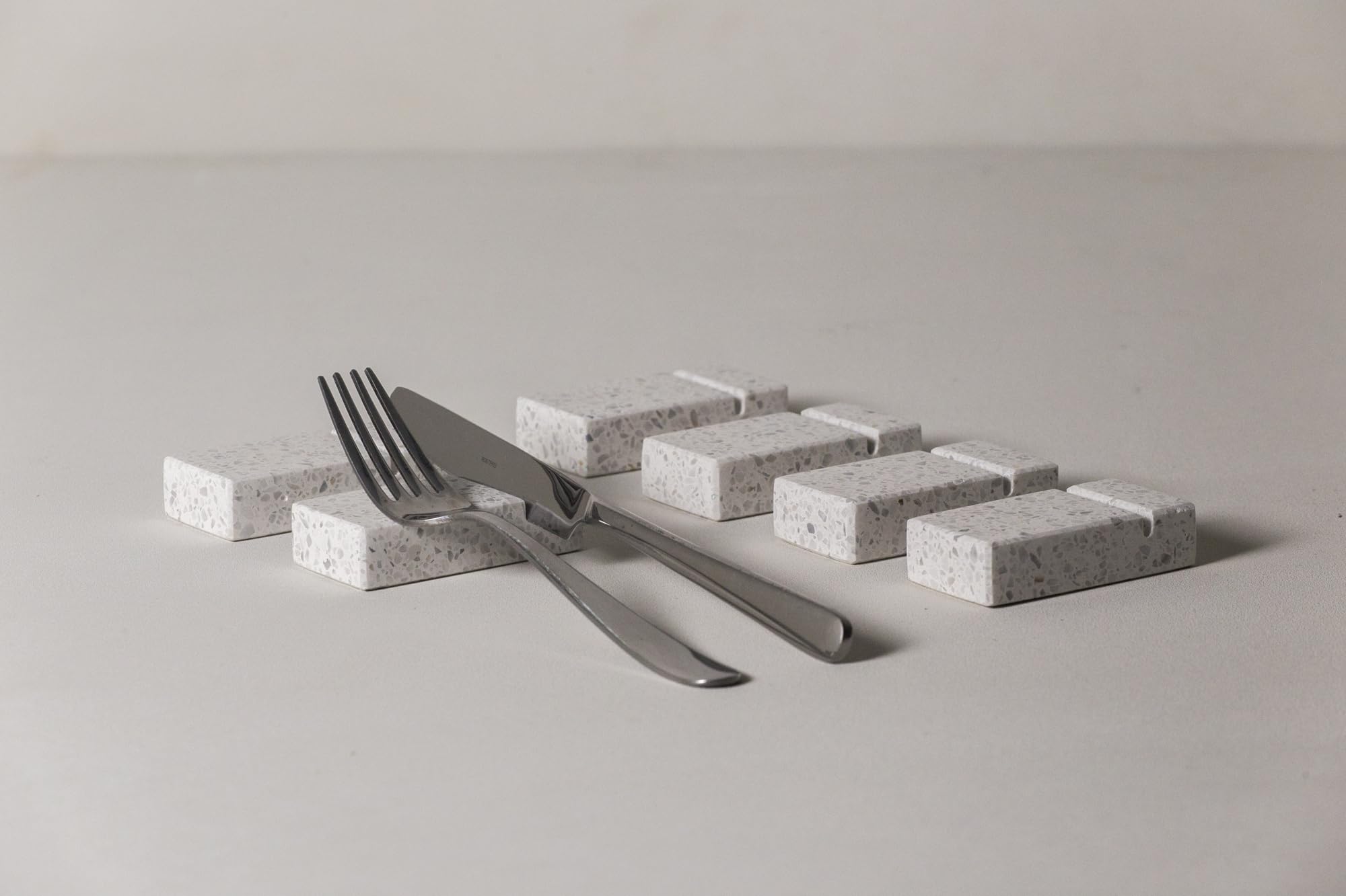 Reposacubiertos de gravilla de mármol (6 piezas), apoyo cubiertos mesa diseño, portacubiertos mesa restaurante elegante, reposacubiertos regalo casa (Bianca Piccola)