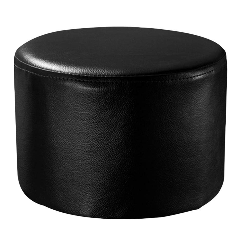 Pouf rond en cuir autour de la table basse du salon chaleureux