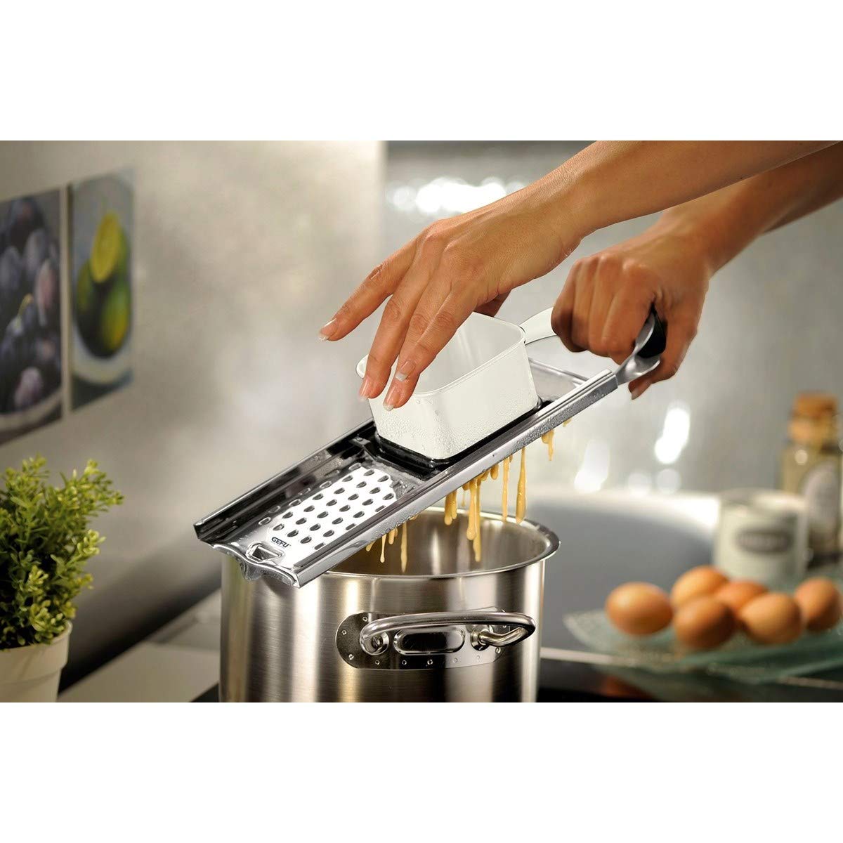 GEFU Tradizione 10970 roestvrijstalen spätzleschaaf met schuifregelaar, rasp voor spätzle, zilver/zwart