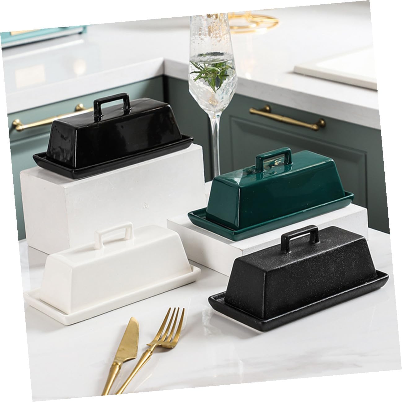 Ceramic Butter Plate with Lid Airtight Butter Tray for Kitchen Storage Food and Cheese Keeper Glossy Green Tableware Dish for Family Gatherings and Parties