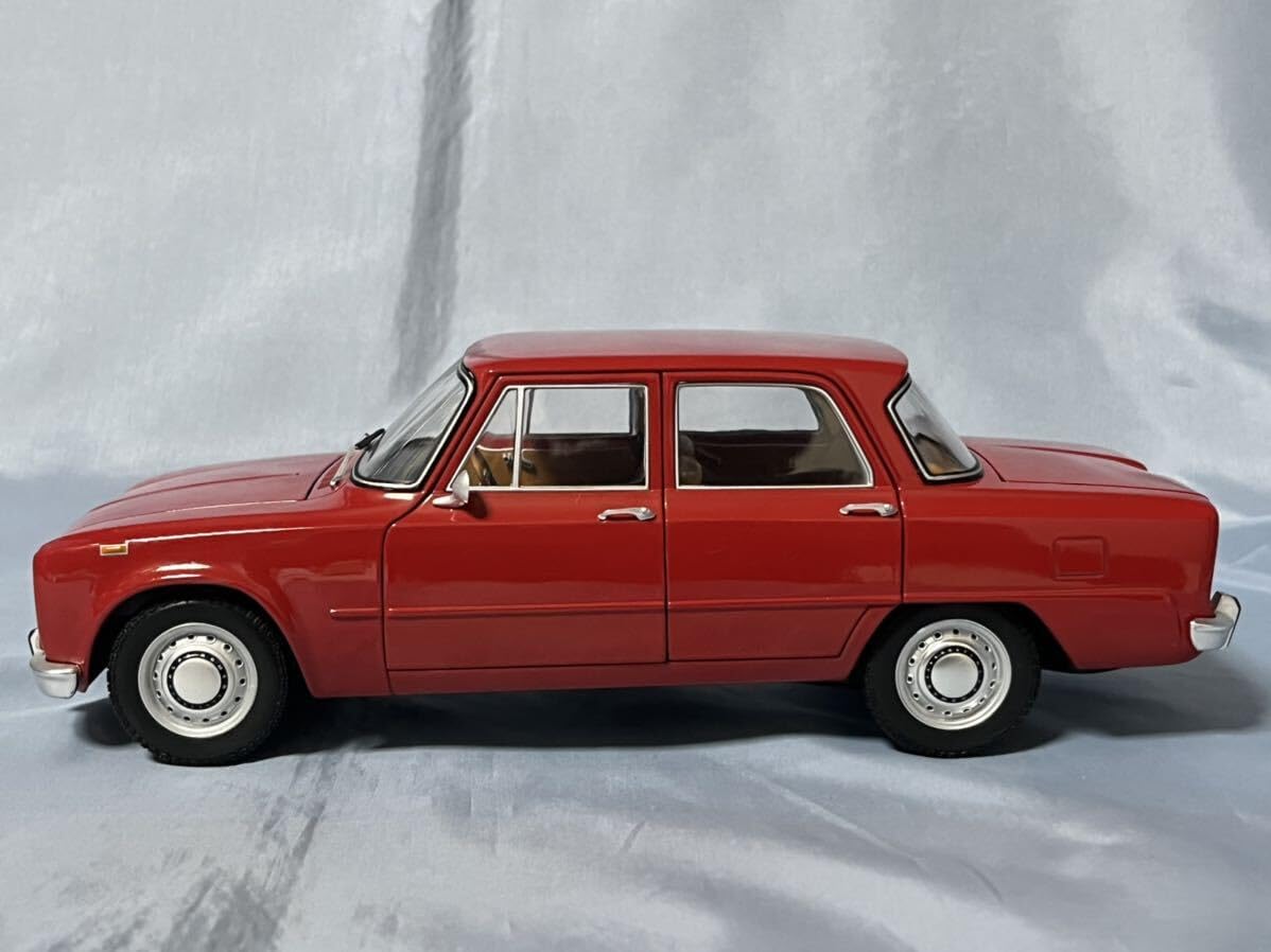 ミニチャンプス製アルファロメオ ジュリア 1300 スーパー 1970年 1/18 ミニチャンプス製アルファロメオ ジュリア 1300 スーパー 1970年 1/18