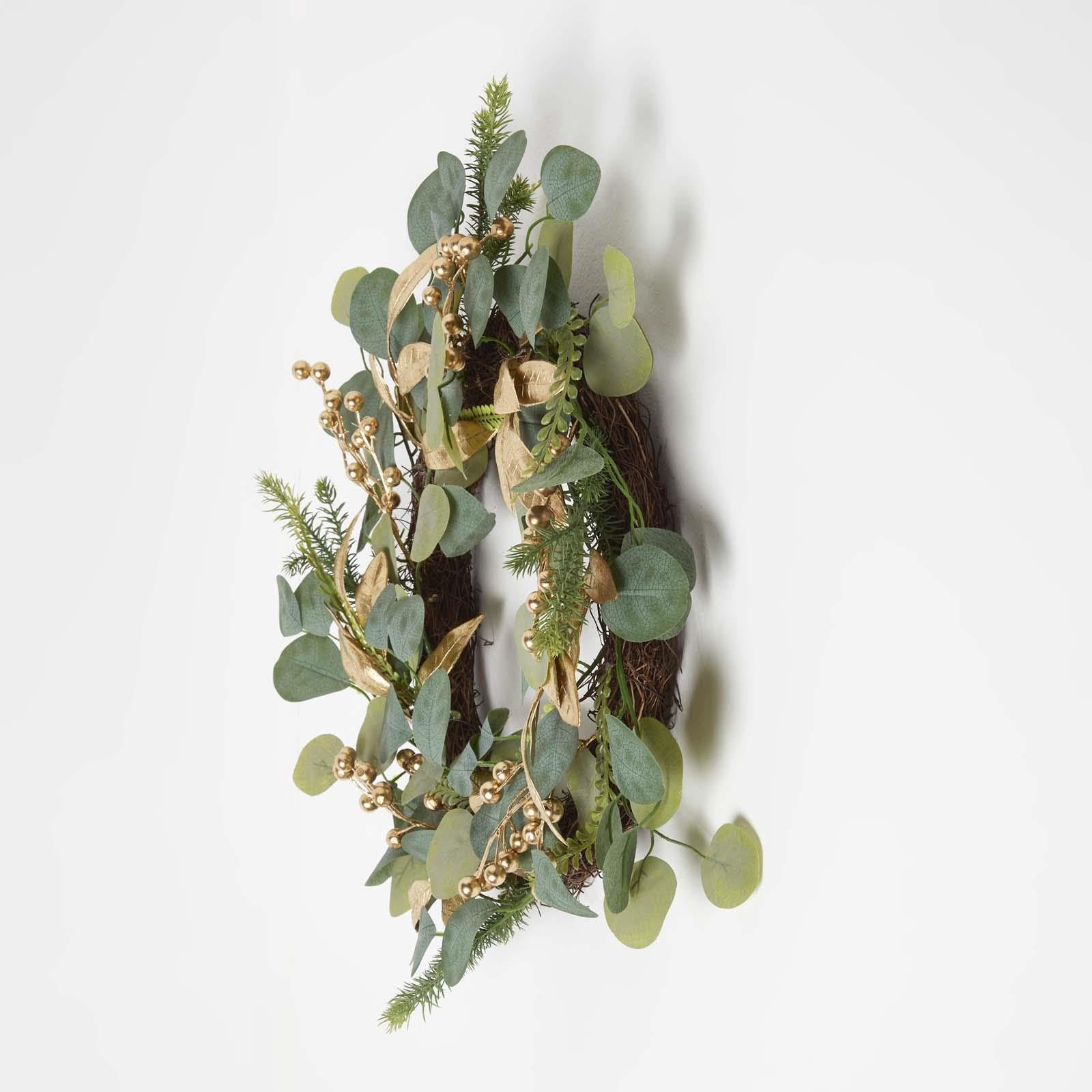 HOMESCAPES Eukalyptus-Kranz 56 cm grün, künstlicher Türkranz mit goldenen Beeren und Blättern, eleganter Tischkranz