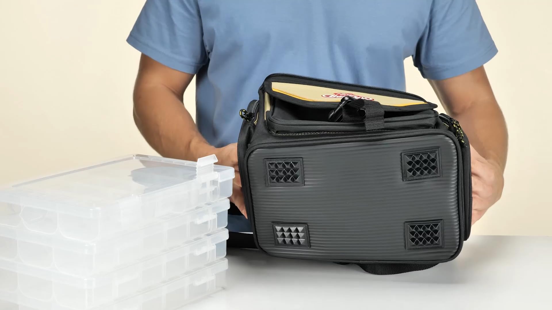 Berkley System - Practica Borsa da Pesca con 4 Scatole per Esche da Pesca e Scatole per Attrezzatura da Pesca con tracolla imbottita