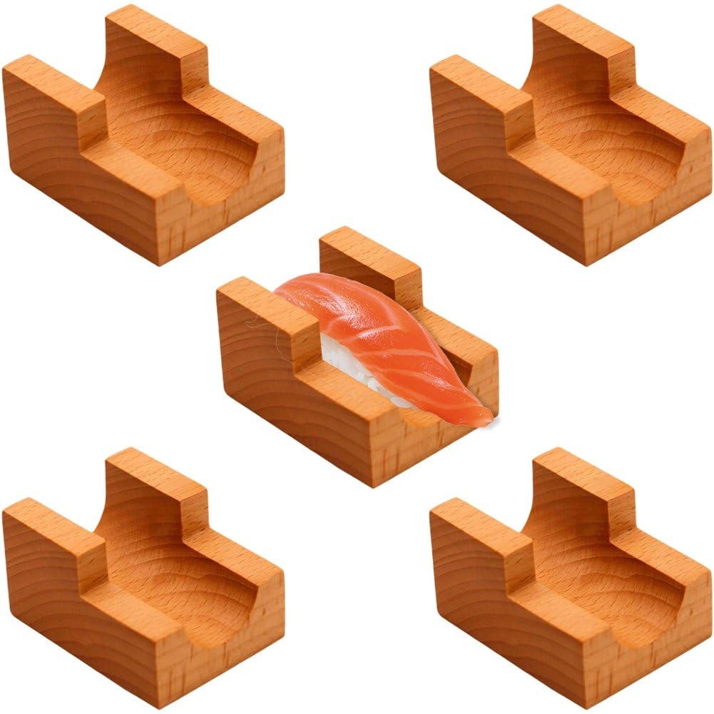 Présentoir à sushis en bois comme plateau de service et buffet de fête