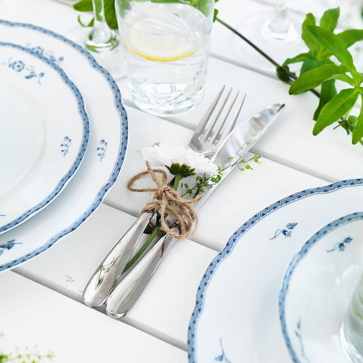 Blaues Landhaus Flacher Teller, 4er-Set, 26 cm, Porzellan, Klassischer Blumenrand, Spülmaschinenfest, Blau/Weiß