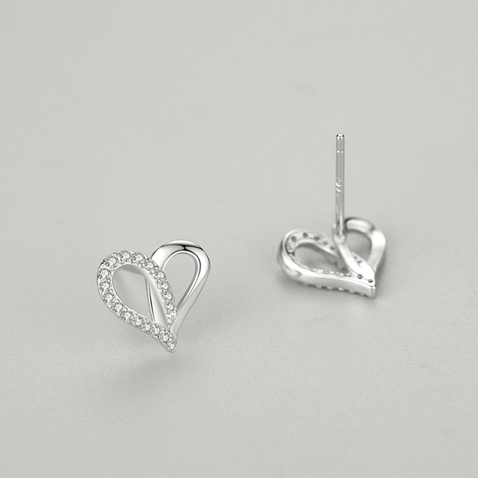 Pendientes de tuerca de oro blanco para mujer, oro blanco de 14 quilates, diseño clásico de corazón hueco con moissanita redonda, aretes de tuerca para cartílago de hélice para mujer, madre